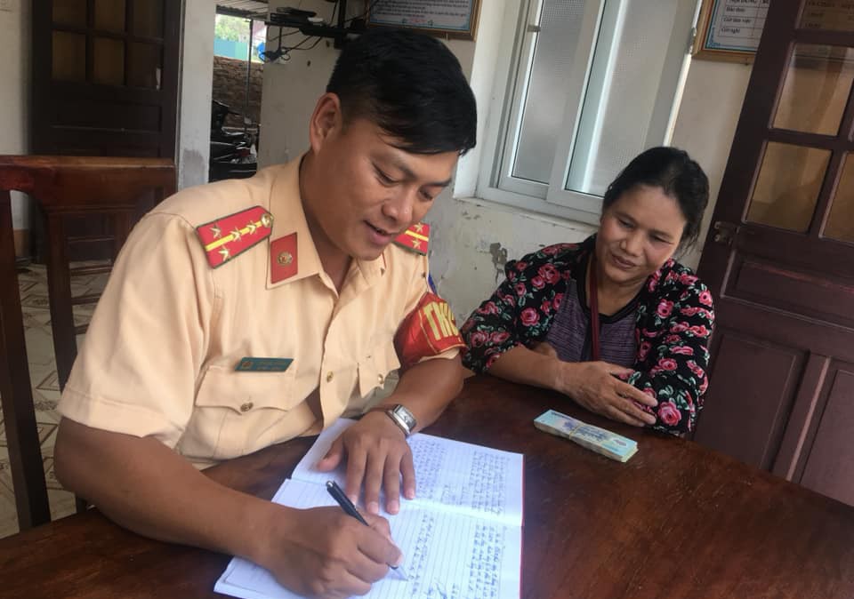 Người phụ nữ nghèo, neo đơn nhặt được 15 triệu đồng nhờ công an tìm người trả lại