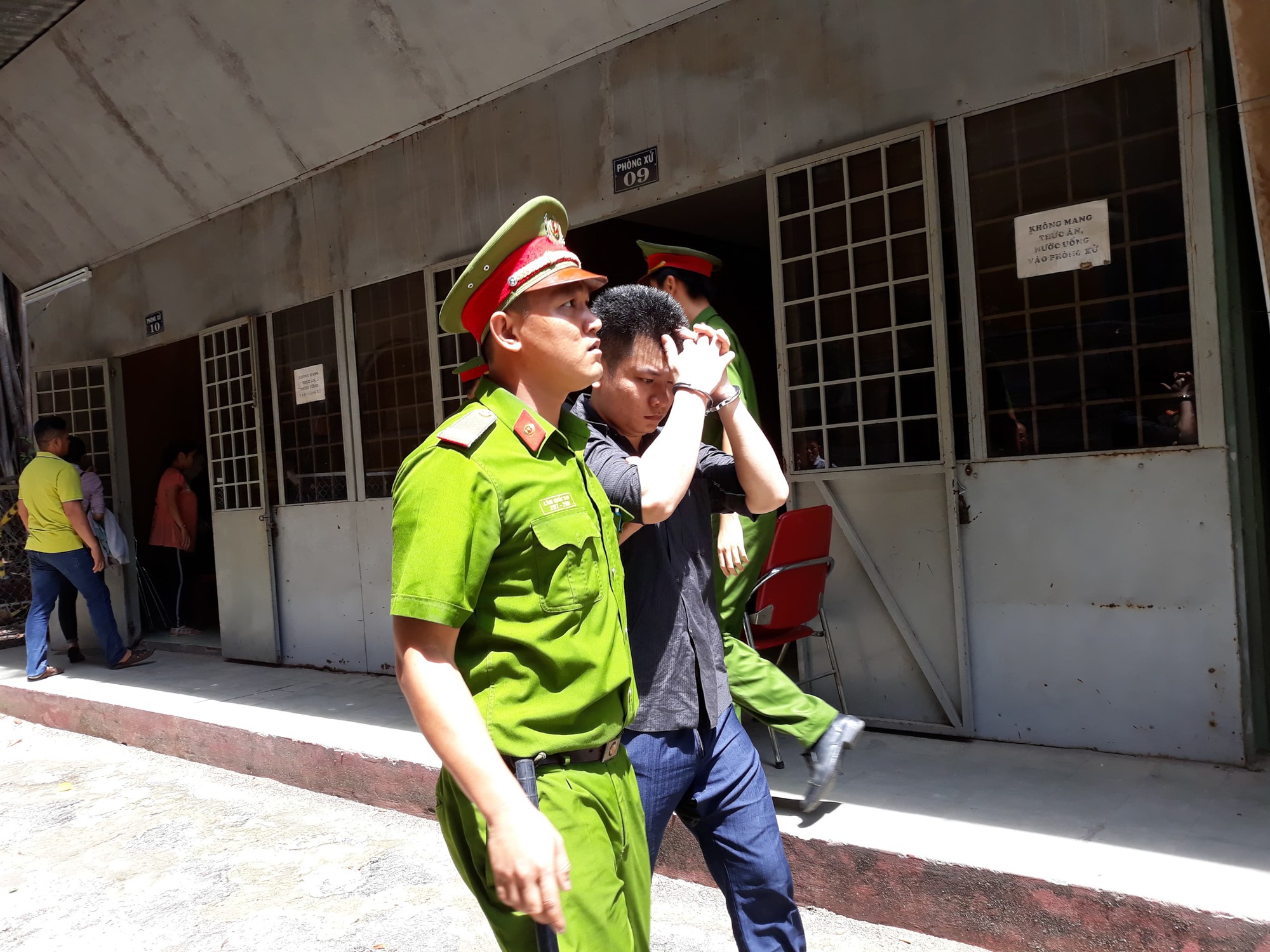 Khi cô gái trẻ thích... tình tay ba!