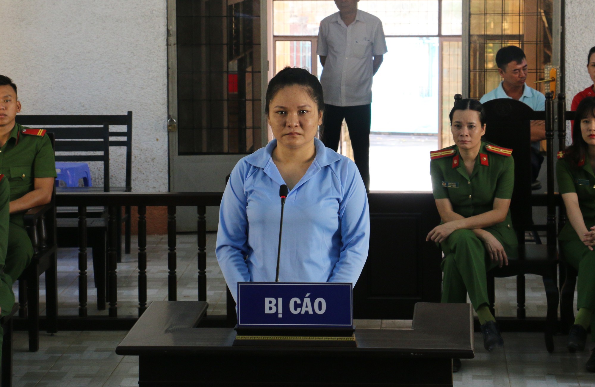 "Nữ quái" dùng chiêu độc vận chuyển gần 8 kg heroin thoát án tử
