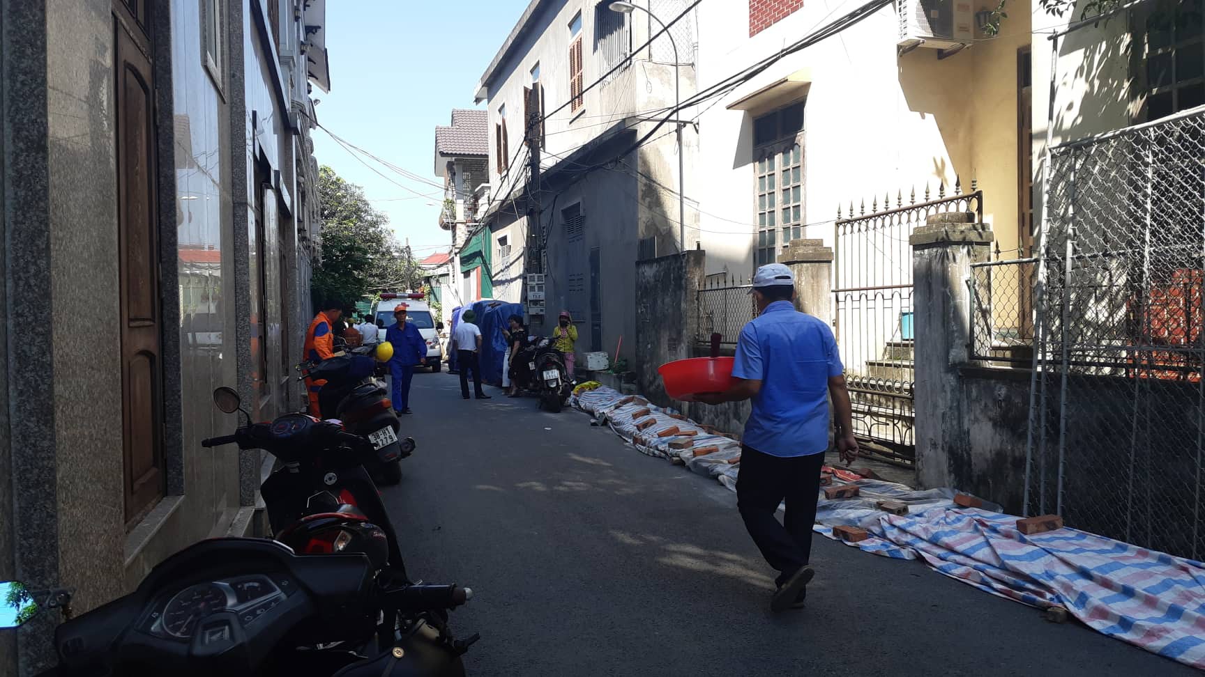 B&agrave;ng ho&agrave;ng ph&aacute;t hiện chồng chết, vợ nguy kịch trong nh&agrave; - Ảnh 2.