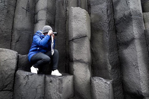 Bãi biển cát đen đẹp huyền ảo không ai được phép tắm ở Iceland - Ảnh 8.