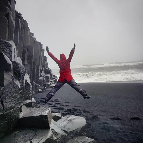 Bãi biển cát đen đẹp huyền ảo không ai được phép tắm ở Iceland - Ảnh 10.