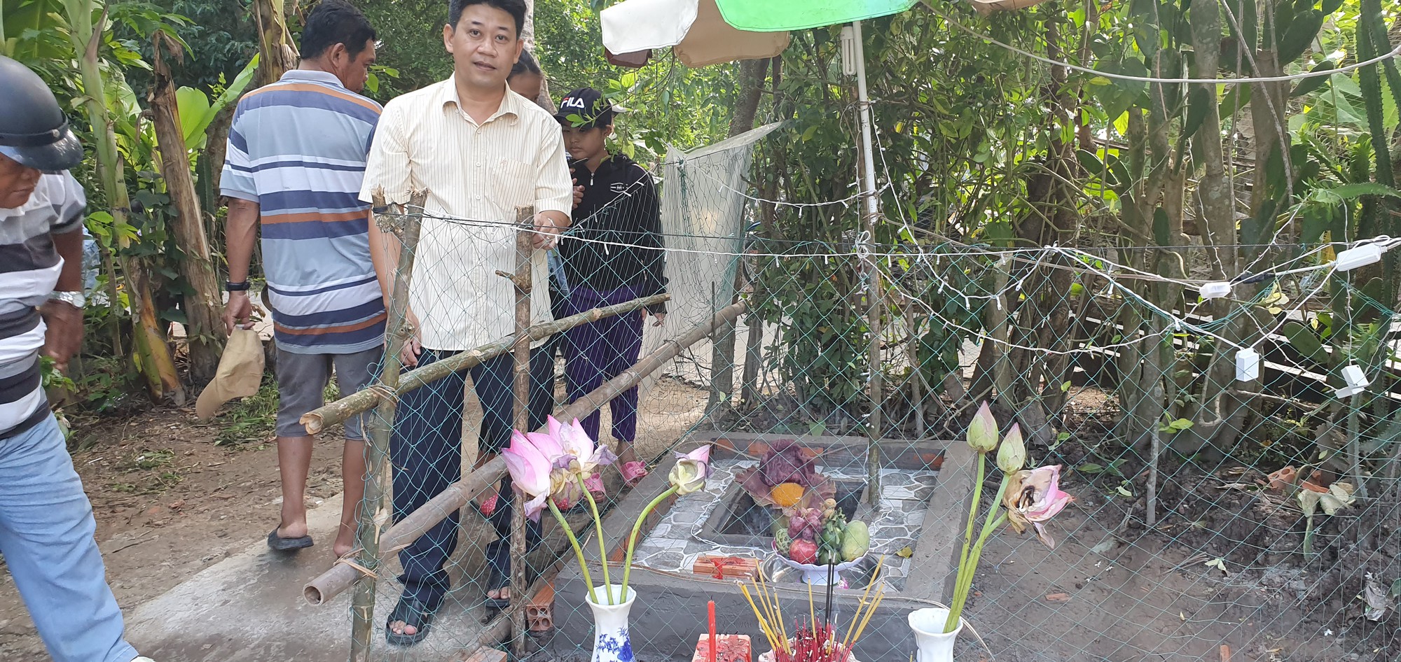 Chuyện lạ: Lập bàn thờ cúng bái... hoa xác thối - Ảnh 2.