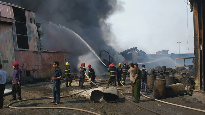 Ch&aacute;y lớn, thi&ecirc;u rụi h&agrave;ng ng&agrave;n m2 nh&agrave; xưởng c&ocirc;ng ty sản xuất bao b&igrave; nhựa - Ảnh 3.