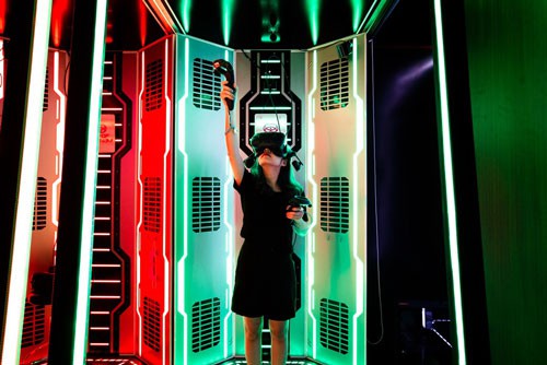 Du lịch tại chỗ qua VR - Ảnh 1.