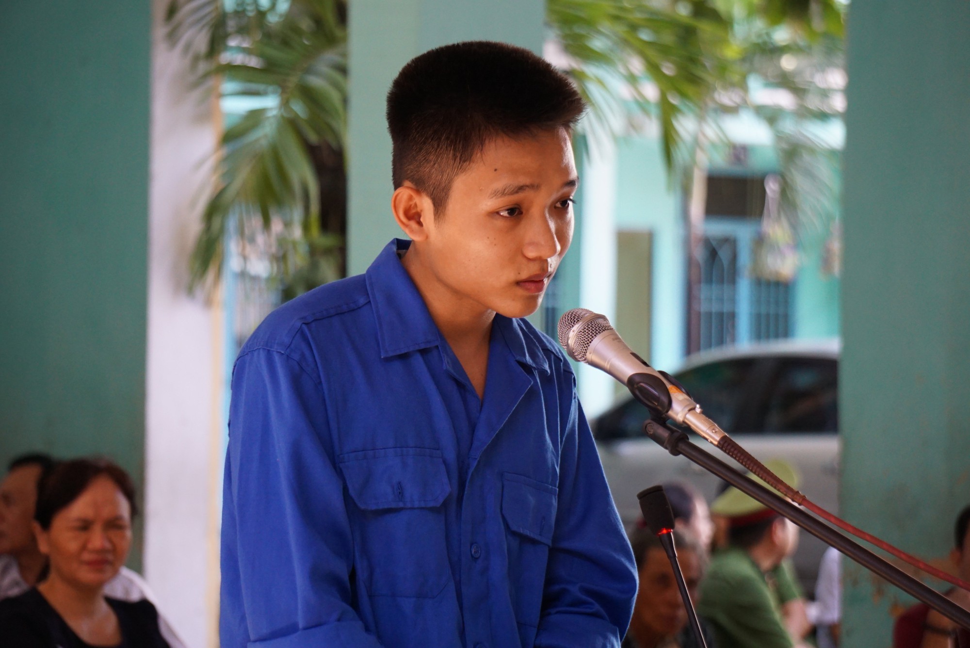 Nam nhân viên đột nhập trộm tiền, điện thoại của chủ cửa hàng