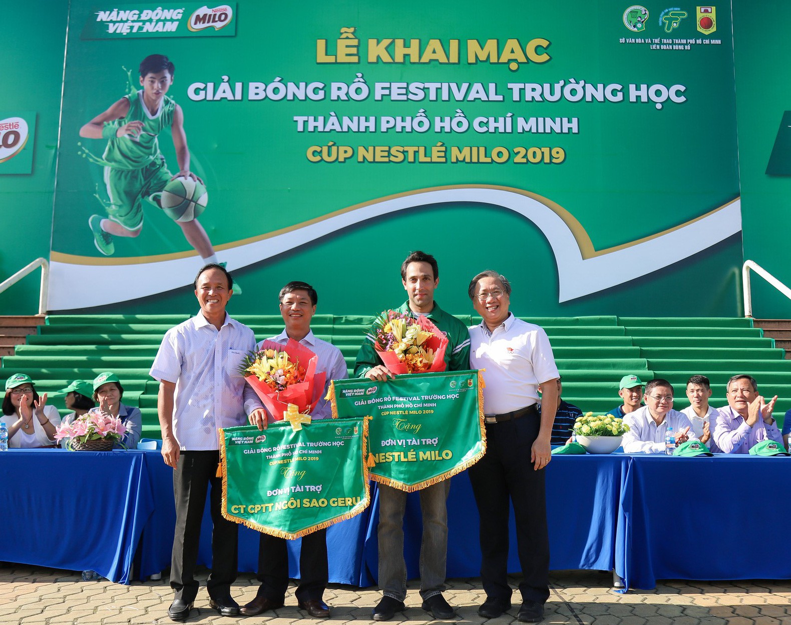 156 đội b&oacute;ng rổ thi t&agrave;i ở khai mạc Festival trường học TP HCM - Ảnh 1.