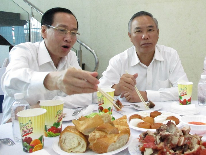 Lãnh đạo TP HCM thoải mái ăn heo quay giữa mùa tả heo châu Phi