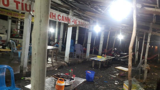 Bắt 2 đối tượng đập ph&aacute; qu&aacute;n ăn chặt ch&eacute;m ở Long An - Ảnh 1.