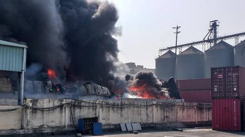 Ch&aacute;y lớn, thi&ecirc;u rụi h&agrave;ng ng&agrave;n m2 nh&agrave; xưởng c&ocirc;ng ty sản xuất bao b&igrave; nhựa - Ảnh 2.