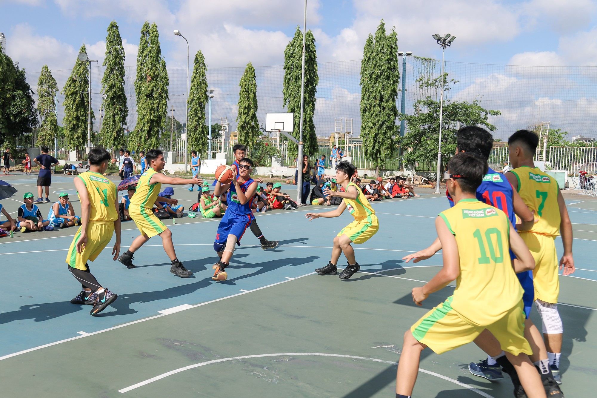 156 đội b&oacute;ng rổ thi t&agrave;i ở khai mạc Festival trường học TP HCM - Ảnh 3.