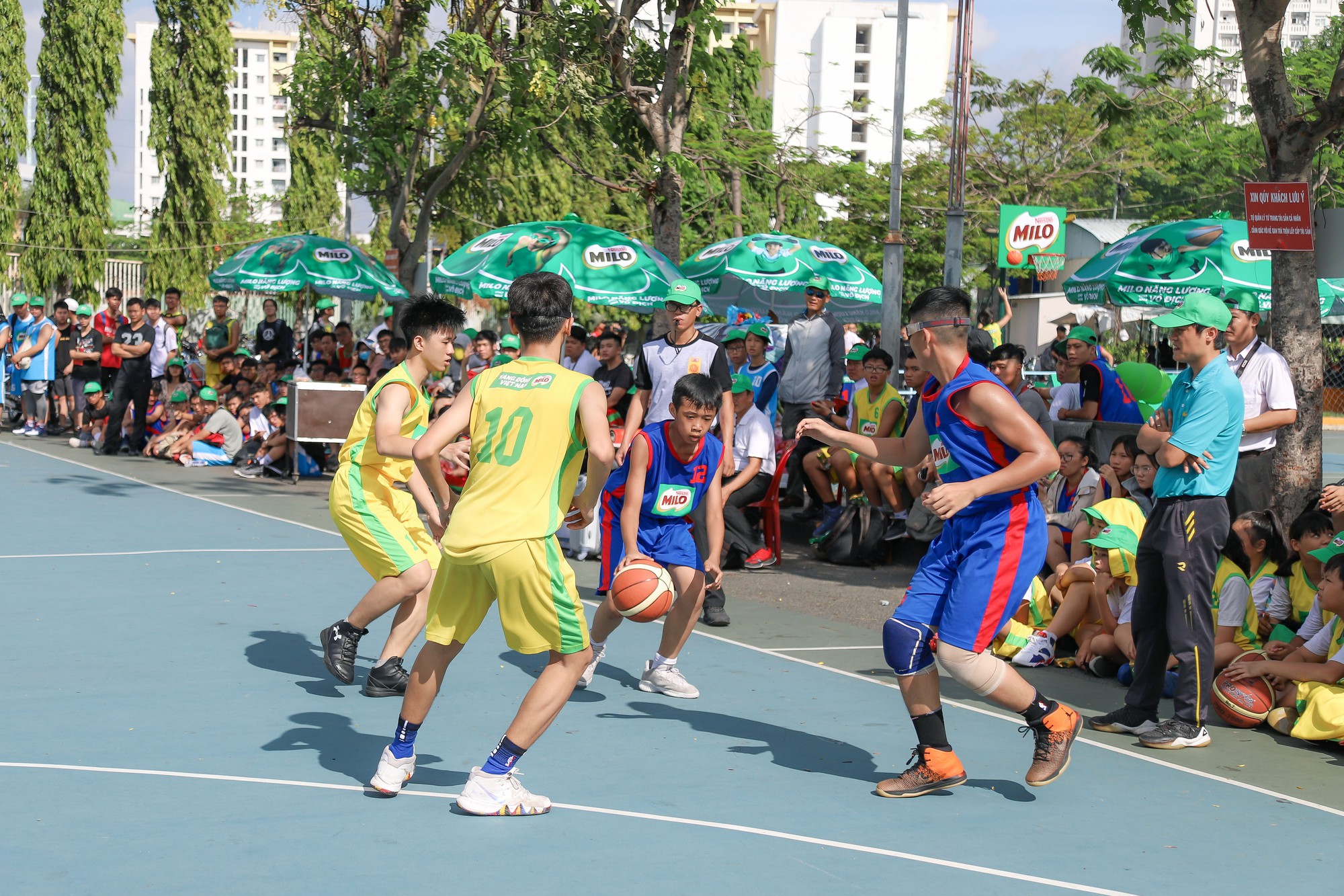 156 đội b&oacute;ng rổ thi t&agrave;i ở khai mạc Festival trường học TP HCM - Ảnh 2.