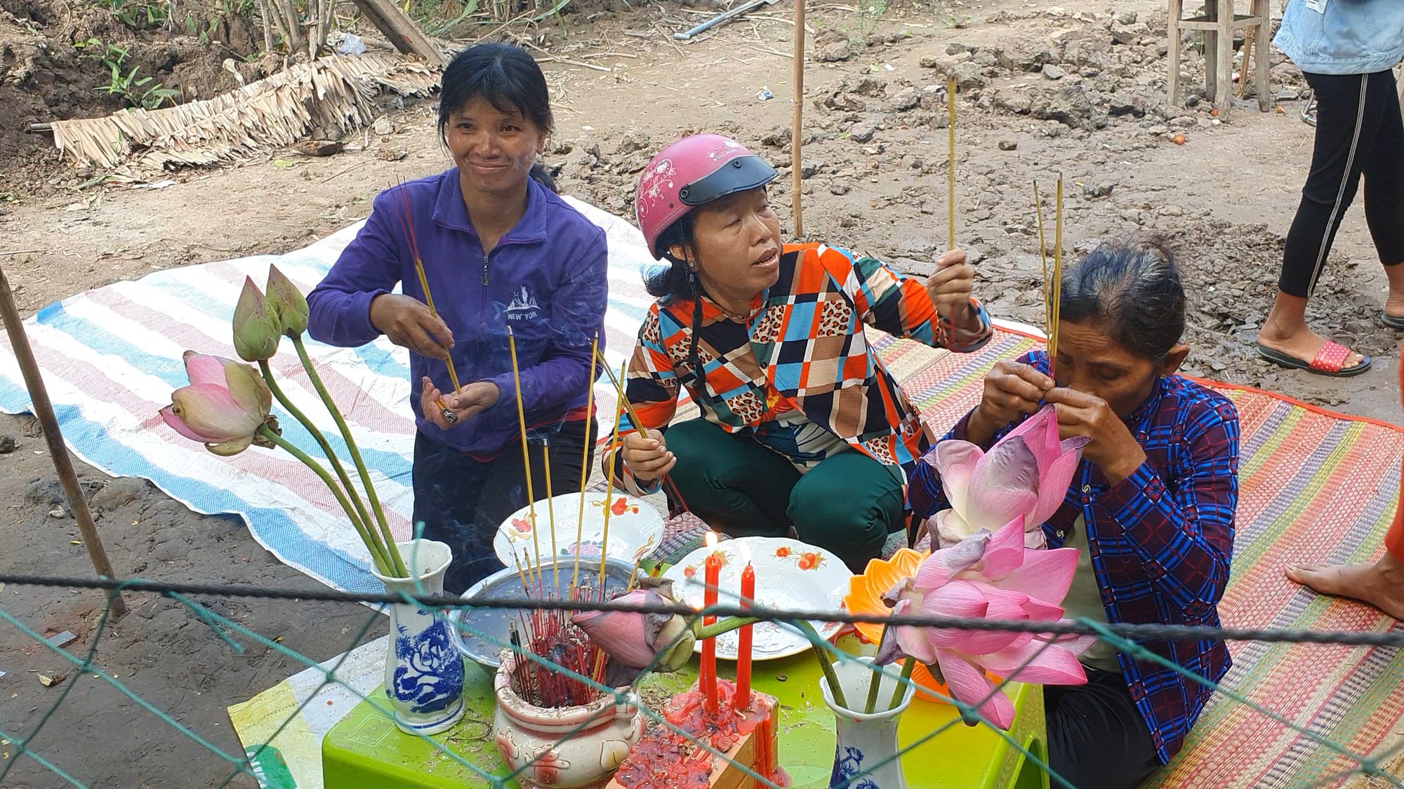 Chuyện lạ: Lập bàn thờ cúng bái... hoa xác thối - Ảnh 4.
