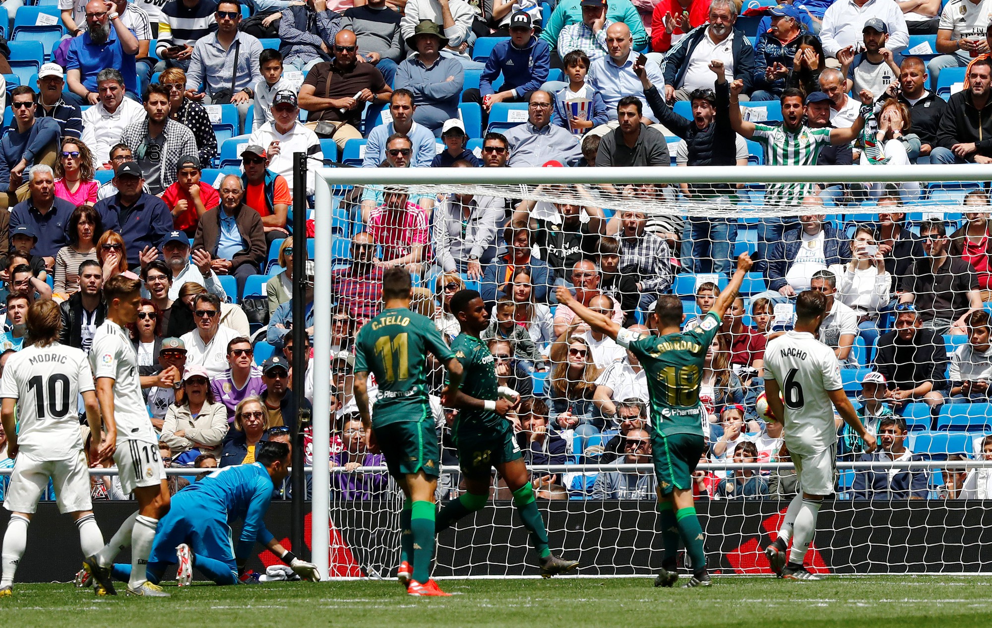 Real Madrid kết th&uacute;c m&ugrave;a giải bằng thất bại tệ hại - Ảnh 4.