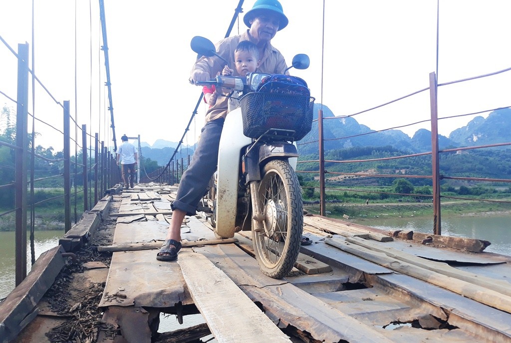 Lạnh người khi đi qua cây cầu treo đung đưa, mục nát ván lót