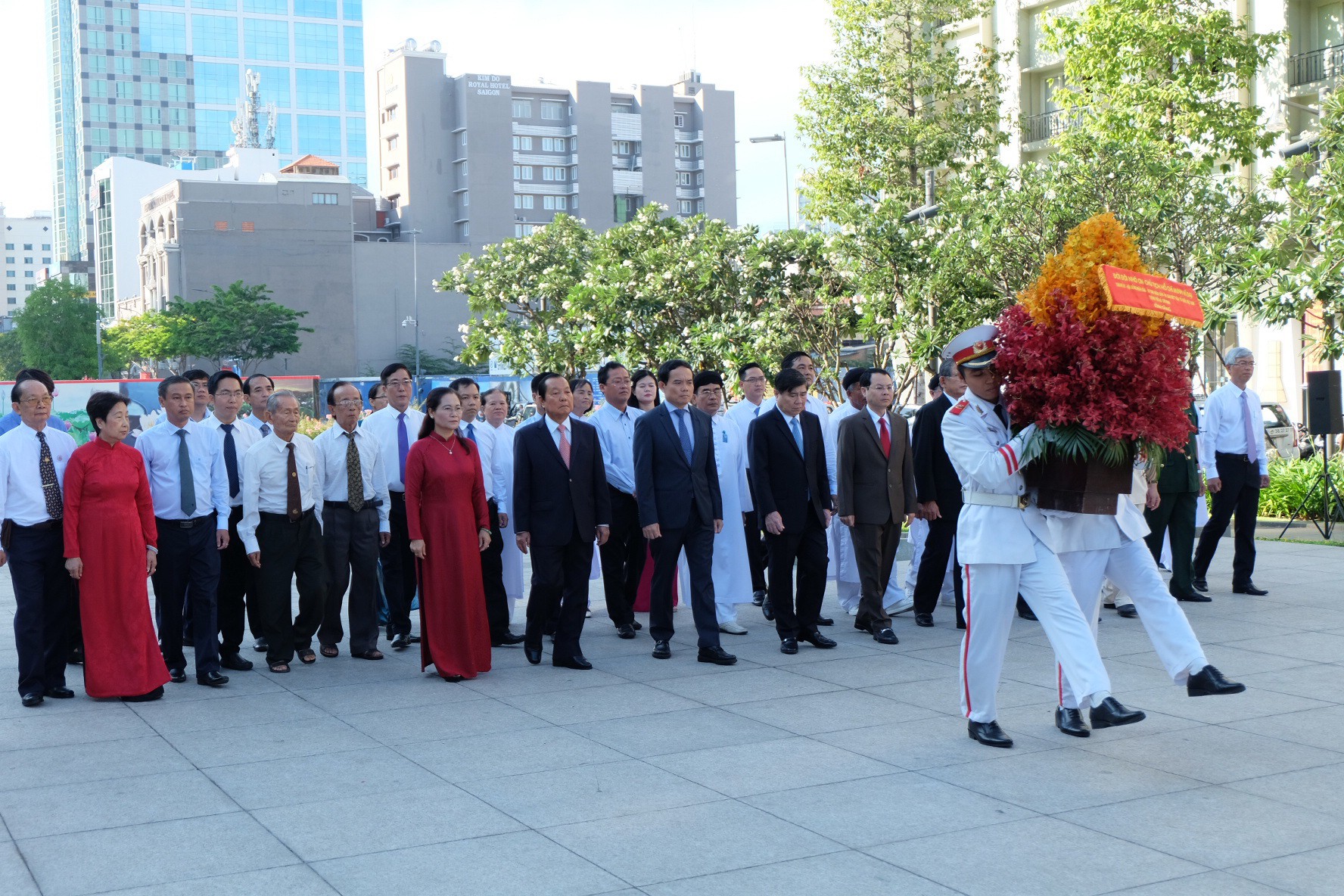 Lãnh đạo TP HCM dâng hương, dâng hoa Chủ tịch Hồ Chí Minh
