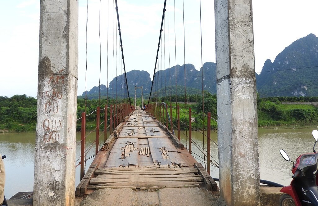 Lạnh người khi đi qua c&acirc;y cầu treo xuống cấp ở H&ograve;a B&igrave;nh - Ảnh 8.