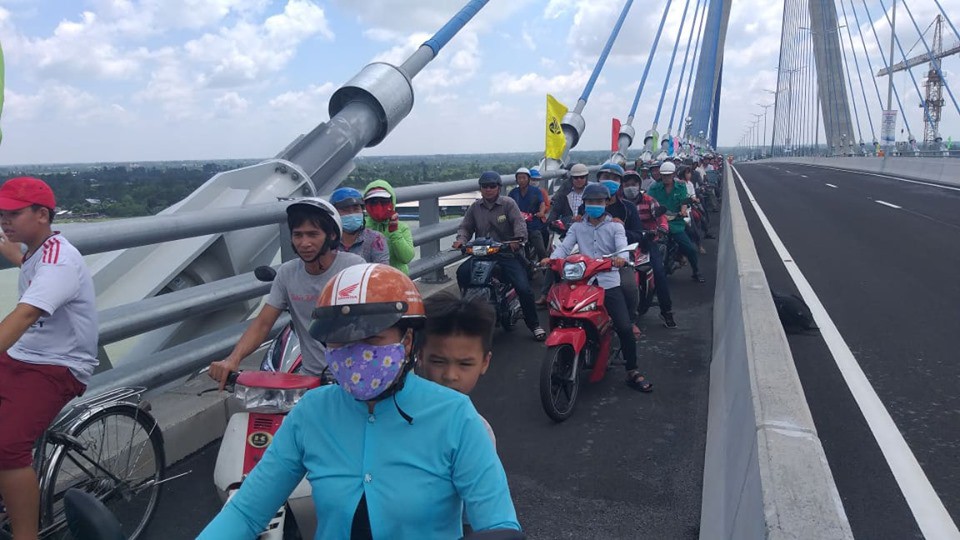 Người dân nô nức lưu thông qua cầu Vàm Cống - Ảnh 4.