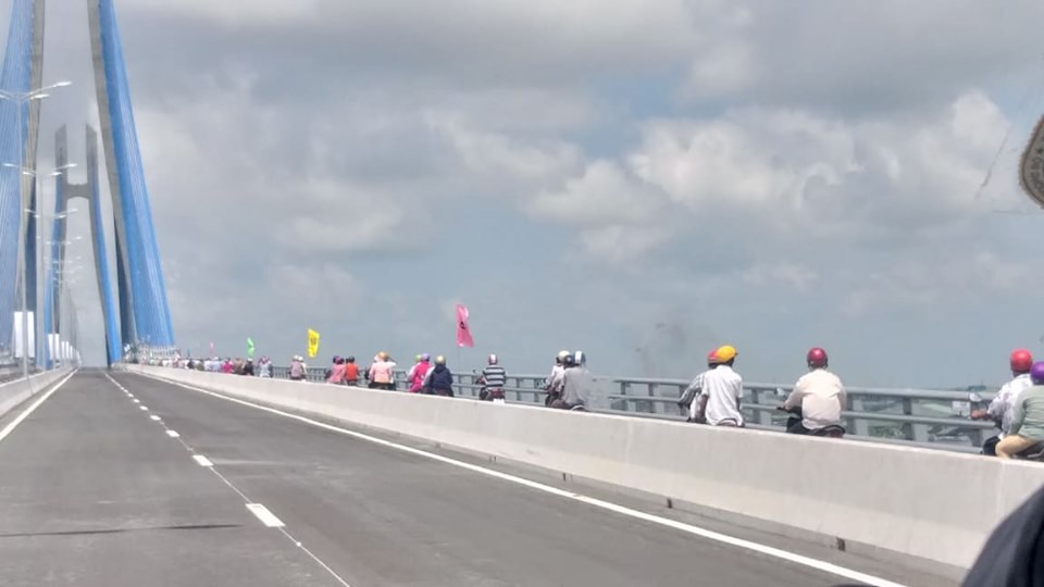 Cầu V&agrave;m Cống bắc qua s&ocirc;ng Hậu ch&iacute;nh thức được kh&aacute;nh th&agrave;nh - Ảnh 7.