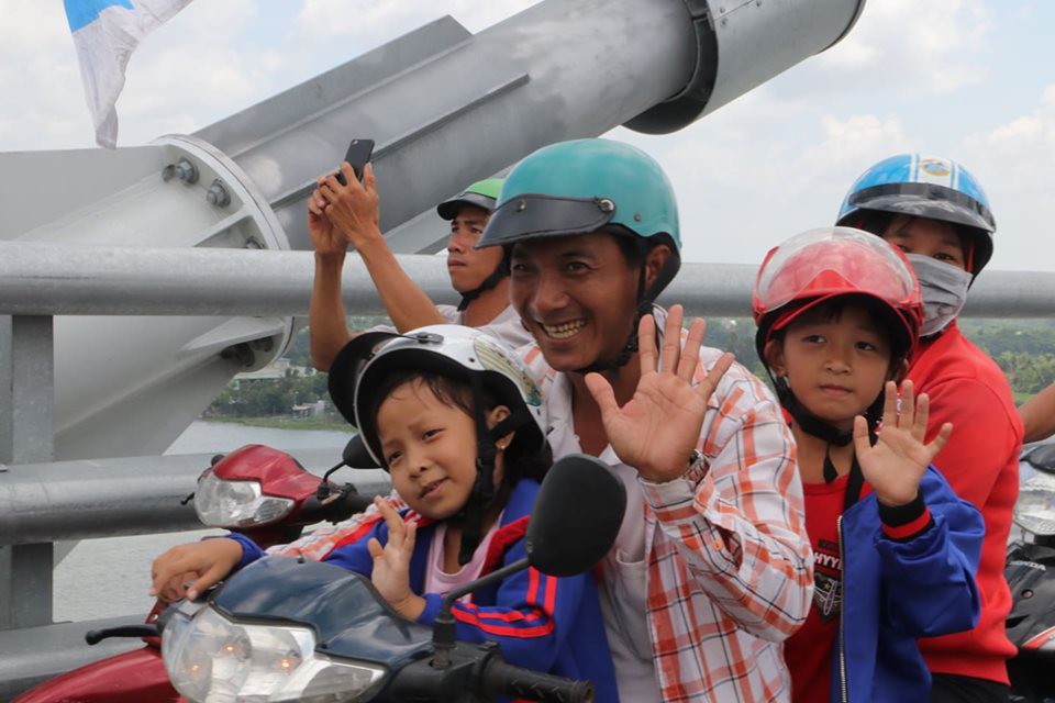 Người dân nô nức lưu thông qua cầu Vàm Cống