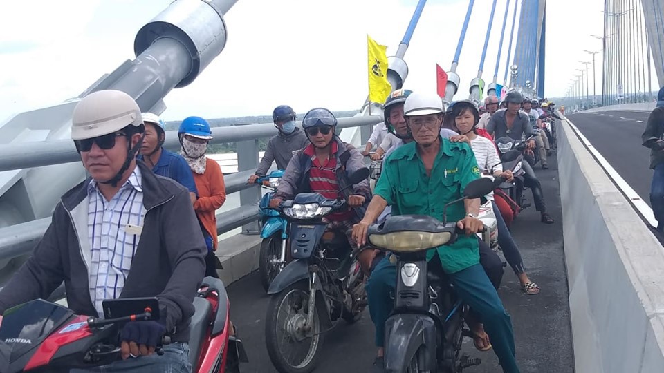 Người dân nô nức lưu thông qua cầu Vàm Cống - Ảnh 5.