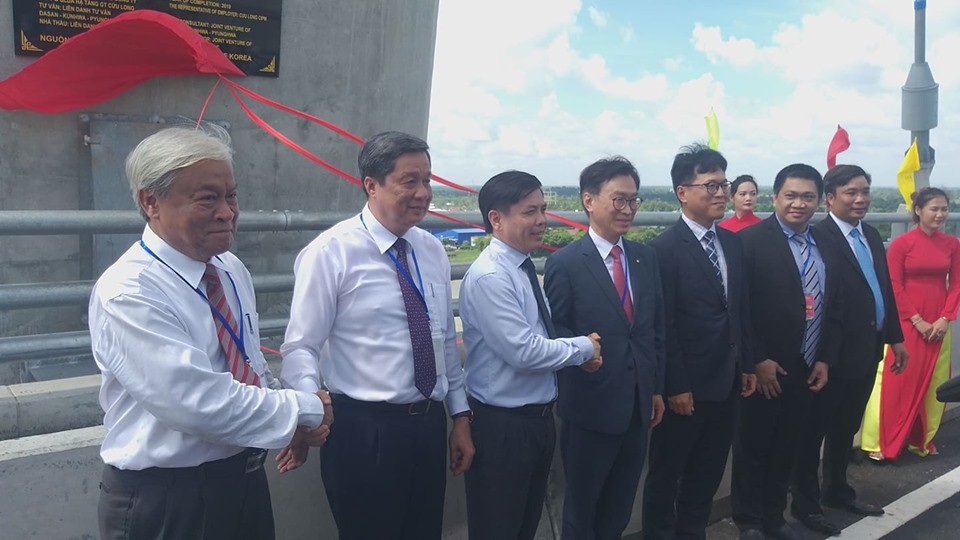 Cầu V&agrave;m Cống bắc qua s&ocirc;ng Hậu ch&iacute;nh thức được kh&aacute;nh th&agrave;nh - Ảnh 8.