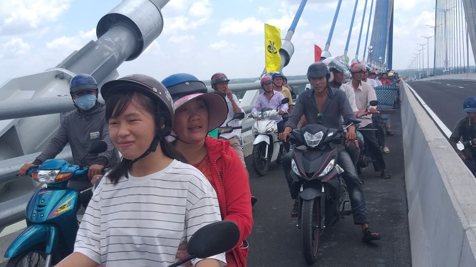 Người dân nô nức lưu thông qua cầu Vàm Cống - Ảnh 7.