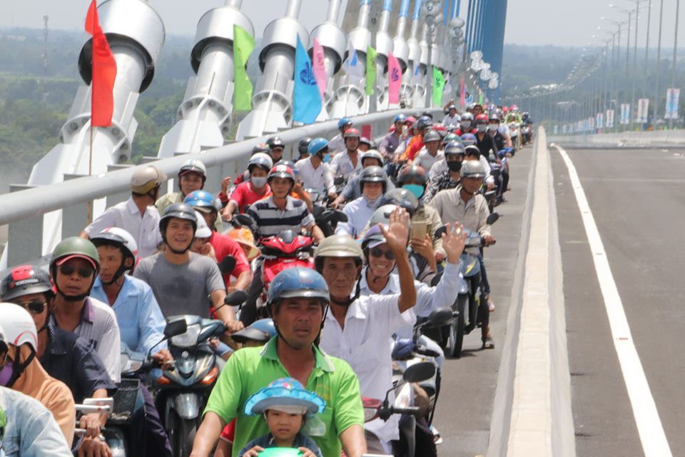 Người dân nô nức lưu thông qua cầu Vàm Cống - Ảnh 11.