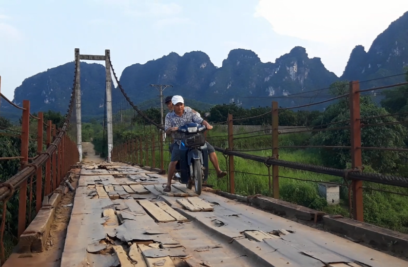 Lạnh người khi đi qua c&acirc;y cầu treo xuống cấp ở H&ograve;a B&igrave;nh - Ảnh 7.