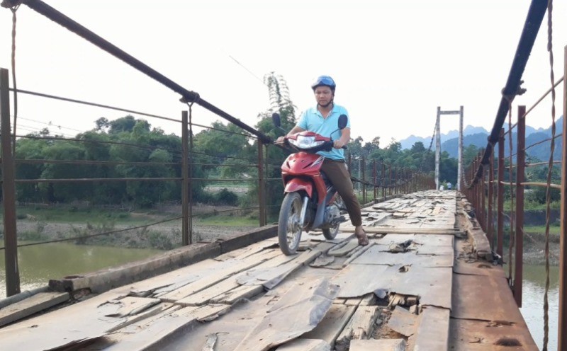 Lạnh người khi đi qua c&acirc;y cầu treo xuống cấp ở H&ograve;a B&igrave;nh - Ảnh 3.
