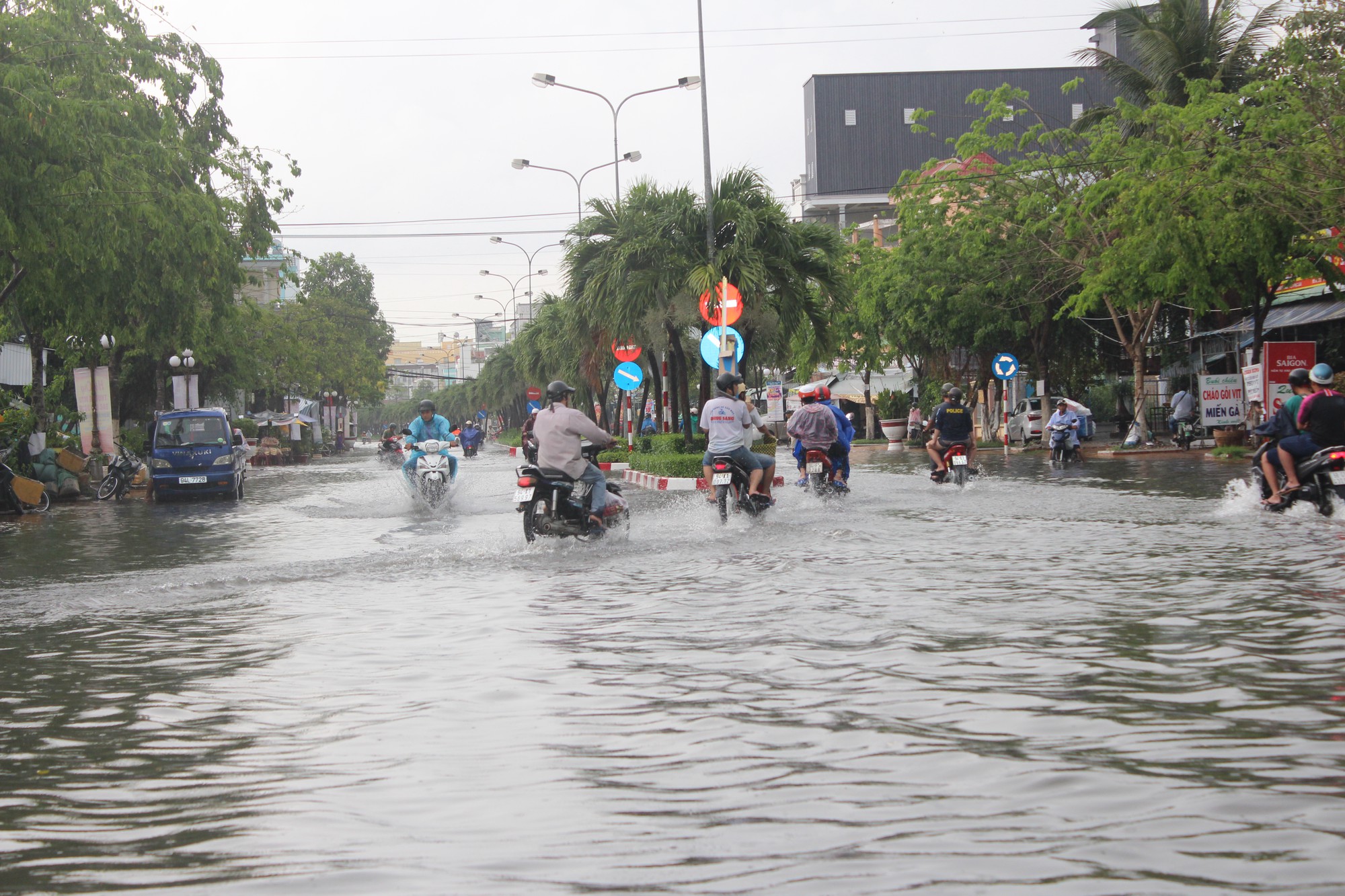 Sau cơn mưa trắng trời, CSGT Bạc Liêu giúp dân di chuyển trong biển nước - Ảnh 2.