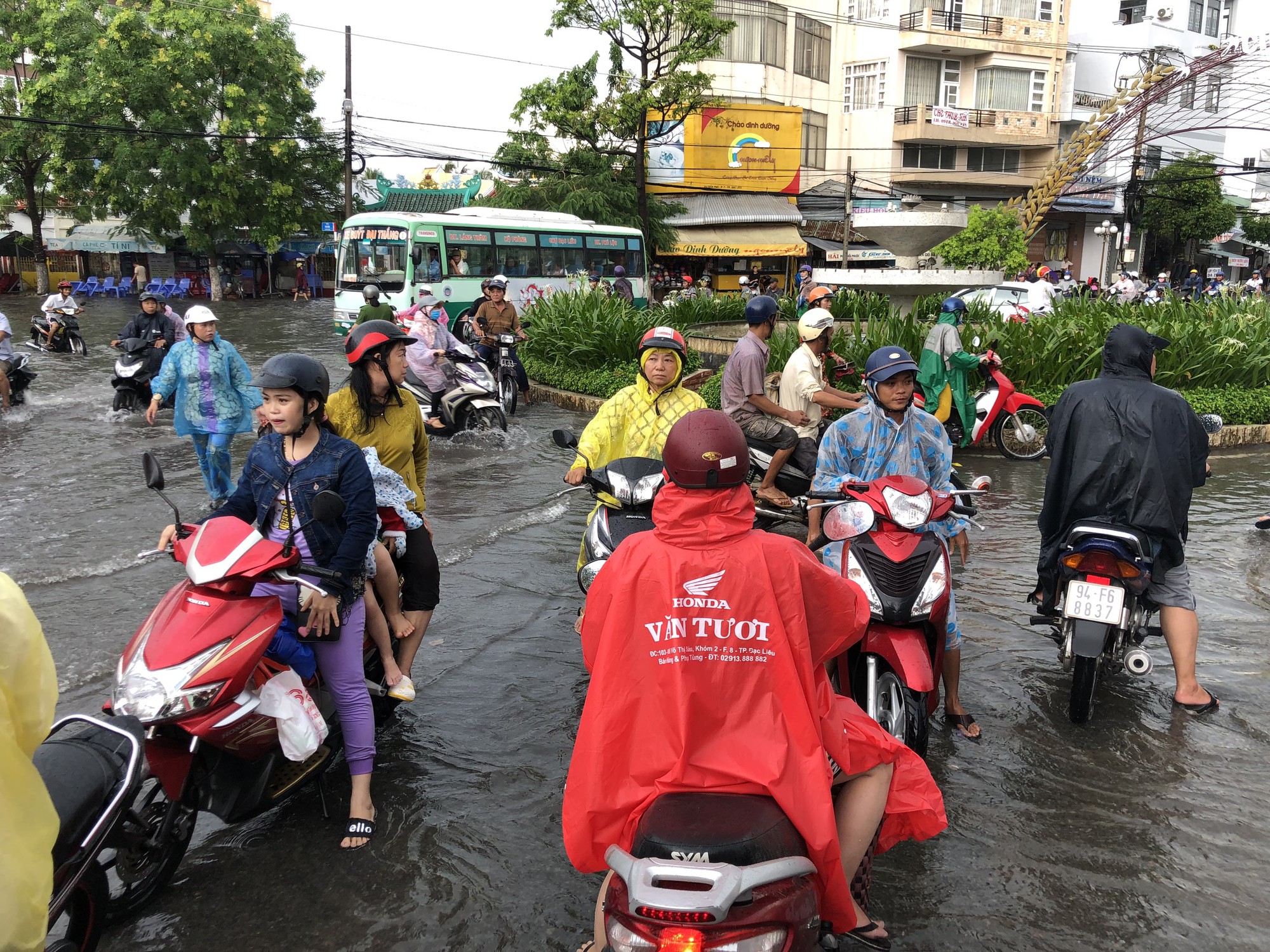 Sau cơn mưa trắng trời, CSGT Bạc Liêu giúp dân di chuyển trong biển nước - Ảnh 6.