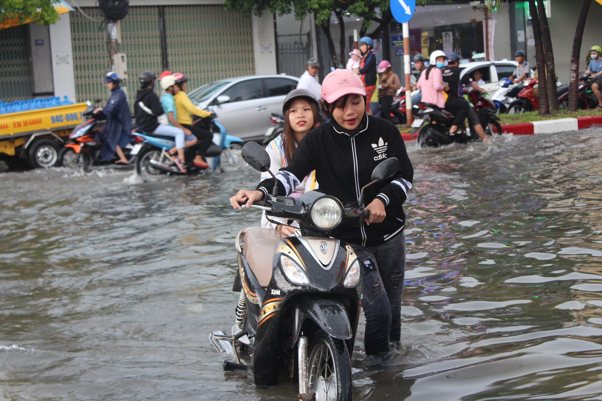 Sau cơn mưa trắng trời, CSGT Bạc Liêu giúp dân di chuyển trong biển nước - Ảnh 7.