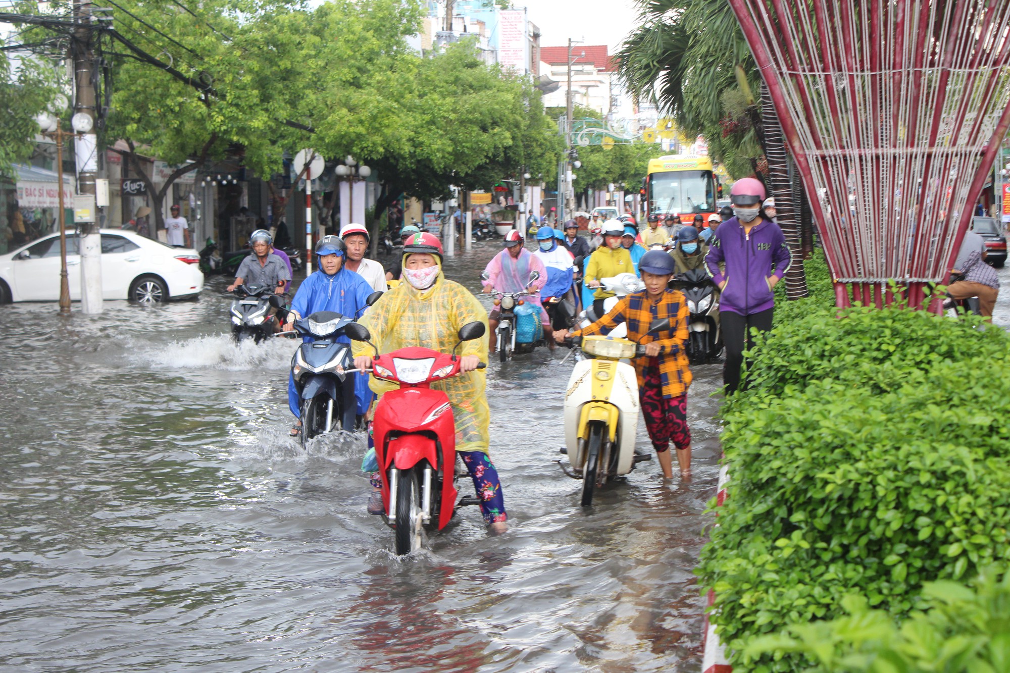 Sau cơn mưa trắng trời, CSGT Bạc Liêu giúp dân di chuyển trong biển nước - Ảnh 8.