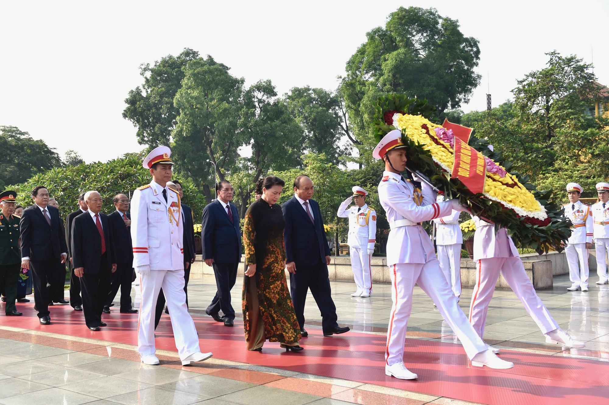 L&atilde;nh đạo Đảng, Nh&agrave; nước v&agrave;o Lăng viếng Chủ tịch Hồ Ch&iacute; Minh - Ảnh 3.