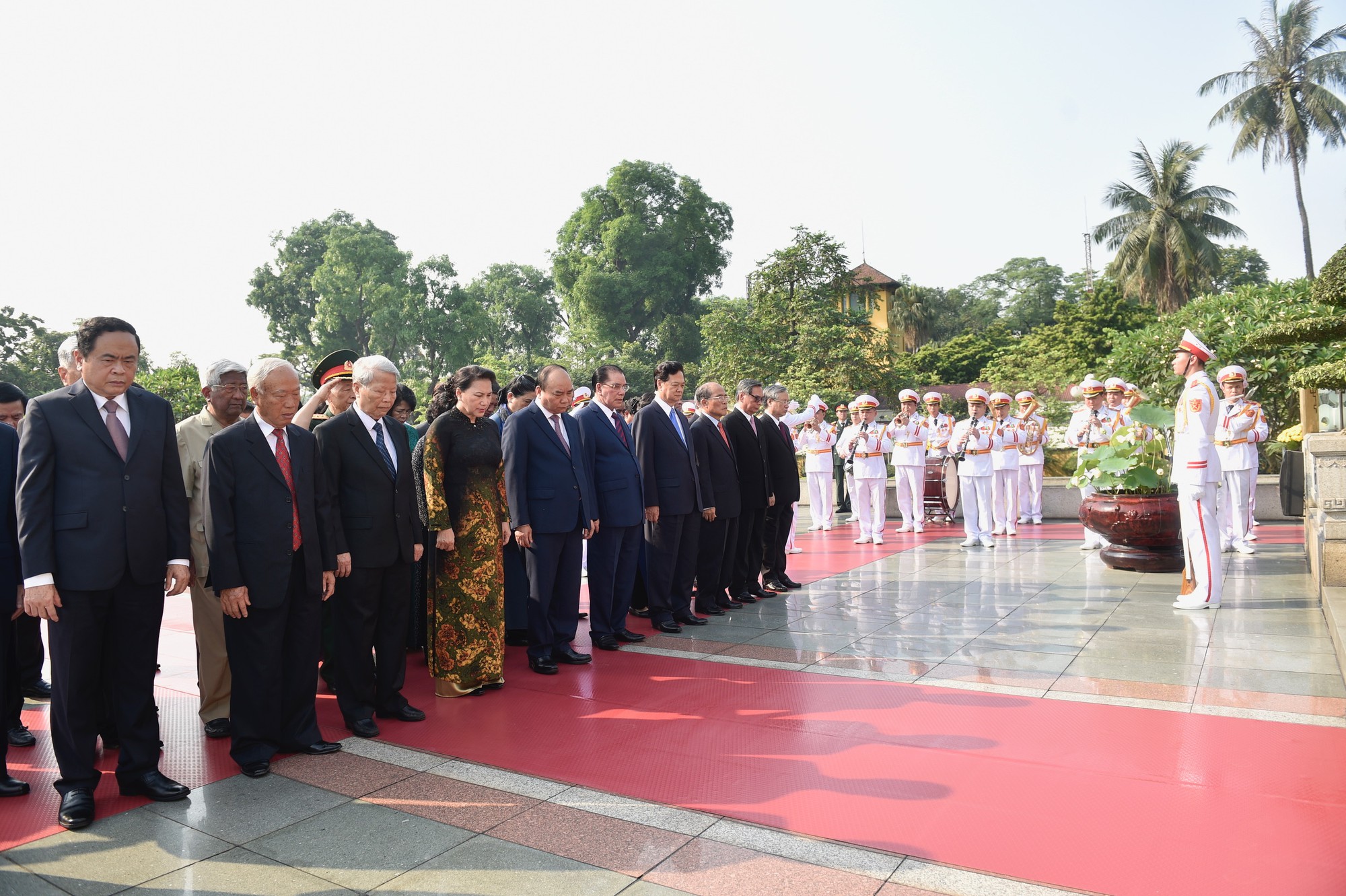 L&atilde;nh đạo Đảng, Nh&agrave; nước v&agrave;o Lăng viếng Chủ tịch Hồ Ch&iacute; Minh - Ảnh 1.