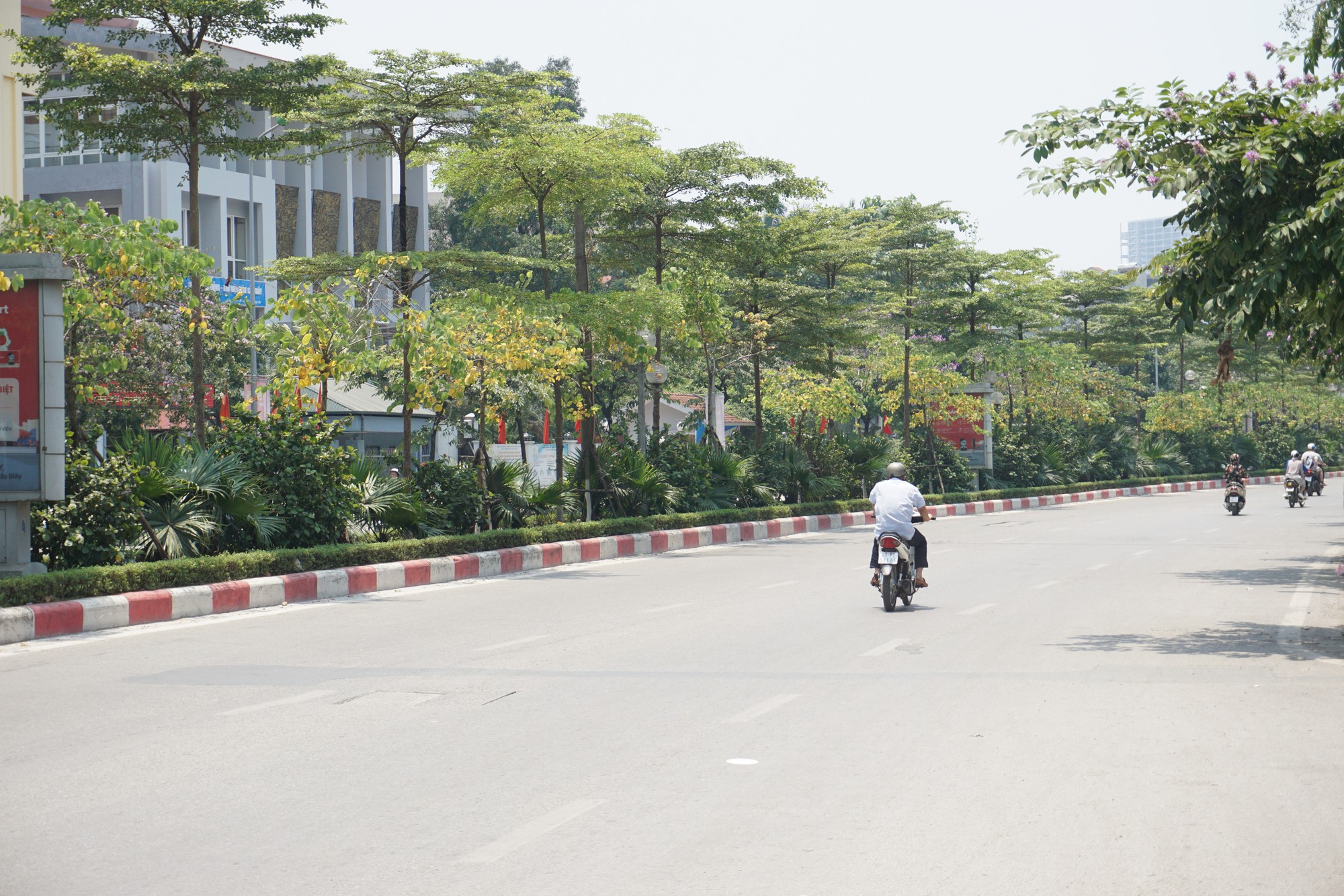 Hà Nội: Người dân vật vã dưới trời nắng nóng trên 40 độ C - Ảnh 3.