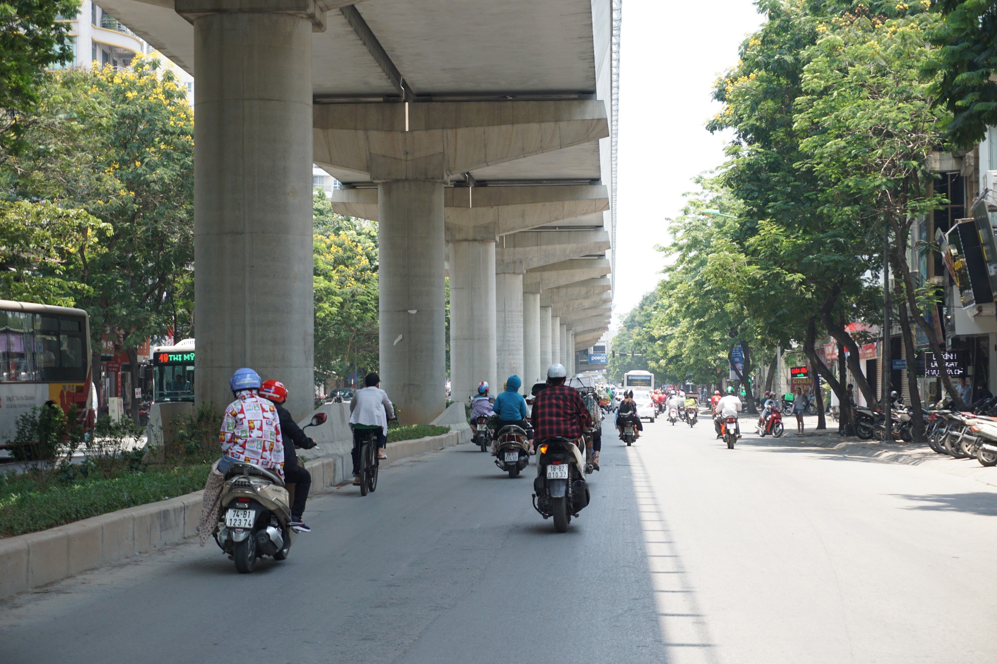 Hà Nội: Người dân vật vã dưới trời nắng nóng trên 40 độ C - Ảnh 4.