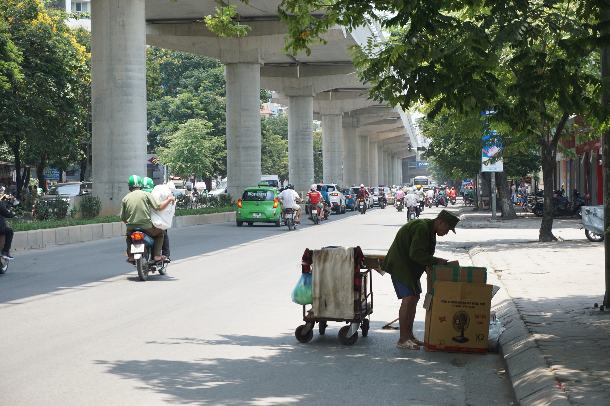 Hà Nội: Người dân vật vã dưới trời nắng nóng trên 40 độ C - Ảnh 5.