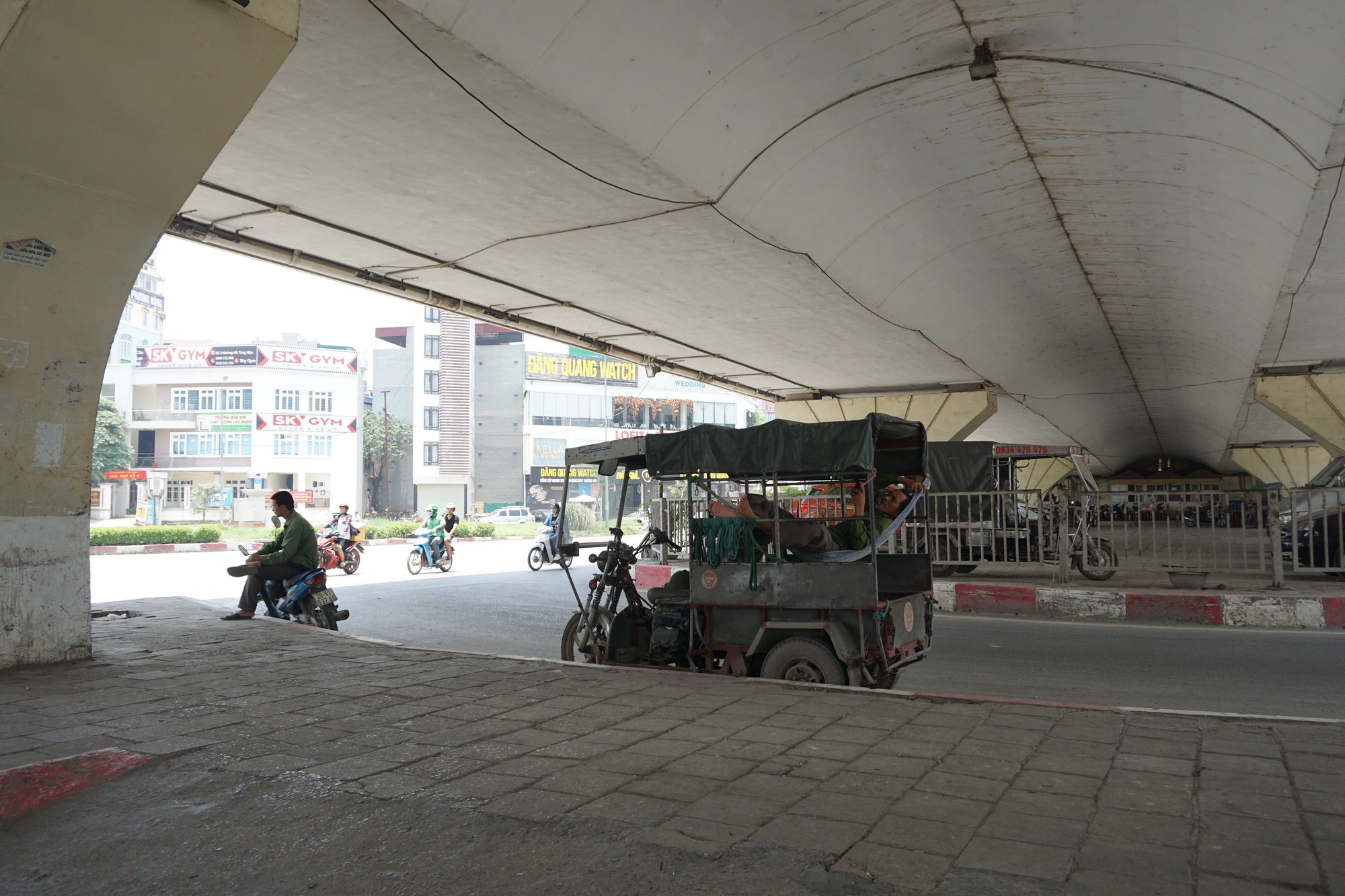 Hà Nội: Người dân vật vã dưới trời nắng nóng trên 40 độ C - Ảnh 8.