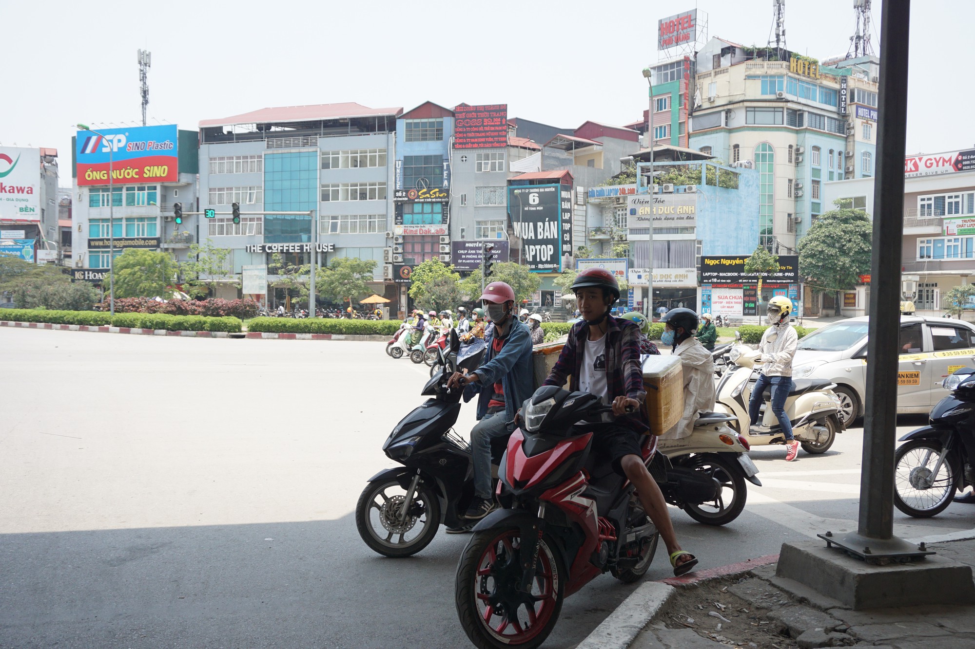 Hà Nội: Người dân vật vã dưới trời nắng nóng trên 40 độ C - Ảnh 9.