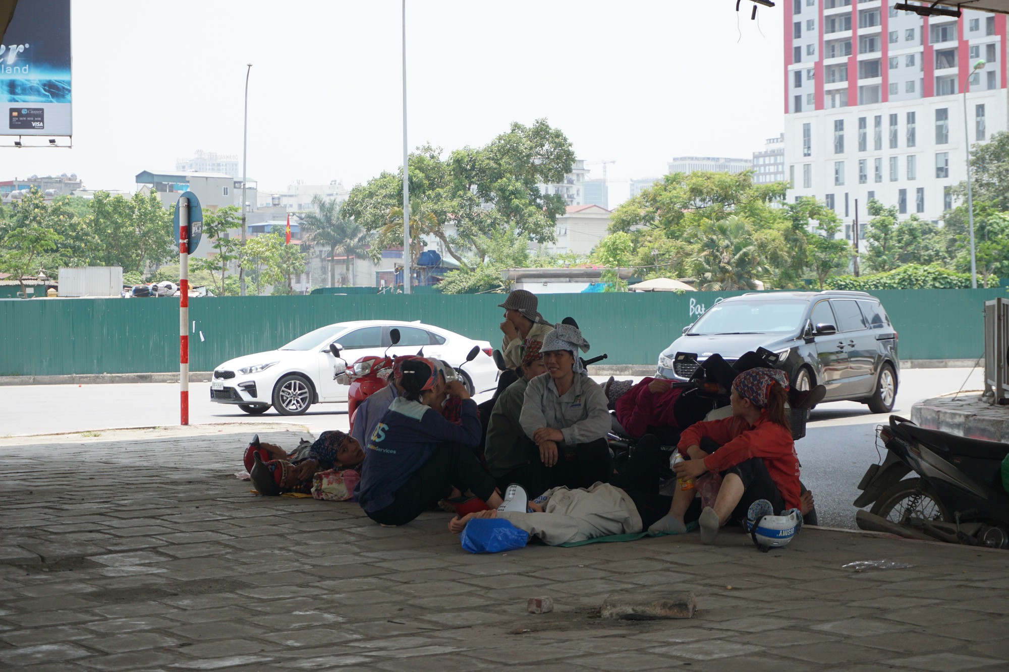 Hà Nội: Người dân vật vã dưới trời nắng nóng trên 40 độ C - Ảnh 11.