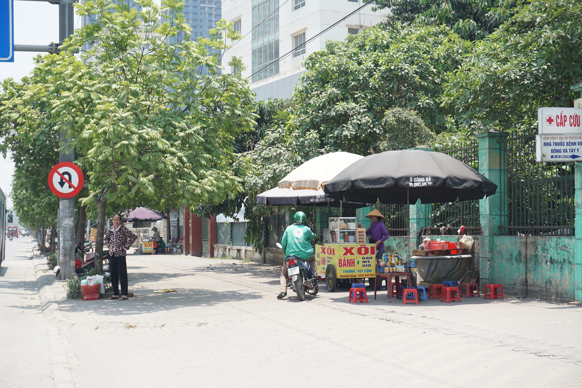 Hà Nội: Người dân vật vã dưới trời nắng nóng trên 40 độ C - Ảnh 14.