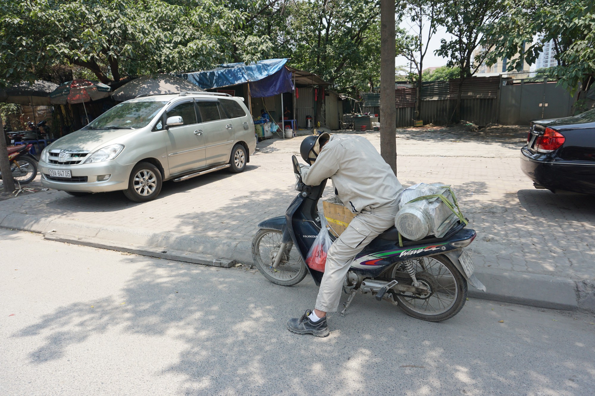 Hà Nội: Người dân vật vã dưới trời nắng nóng trên 40 độ C - Ảnh 15.