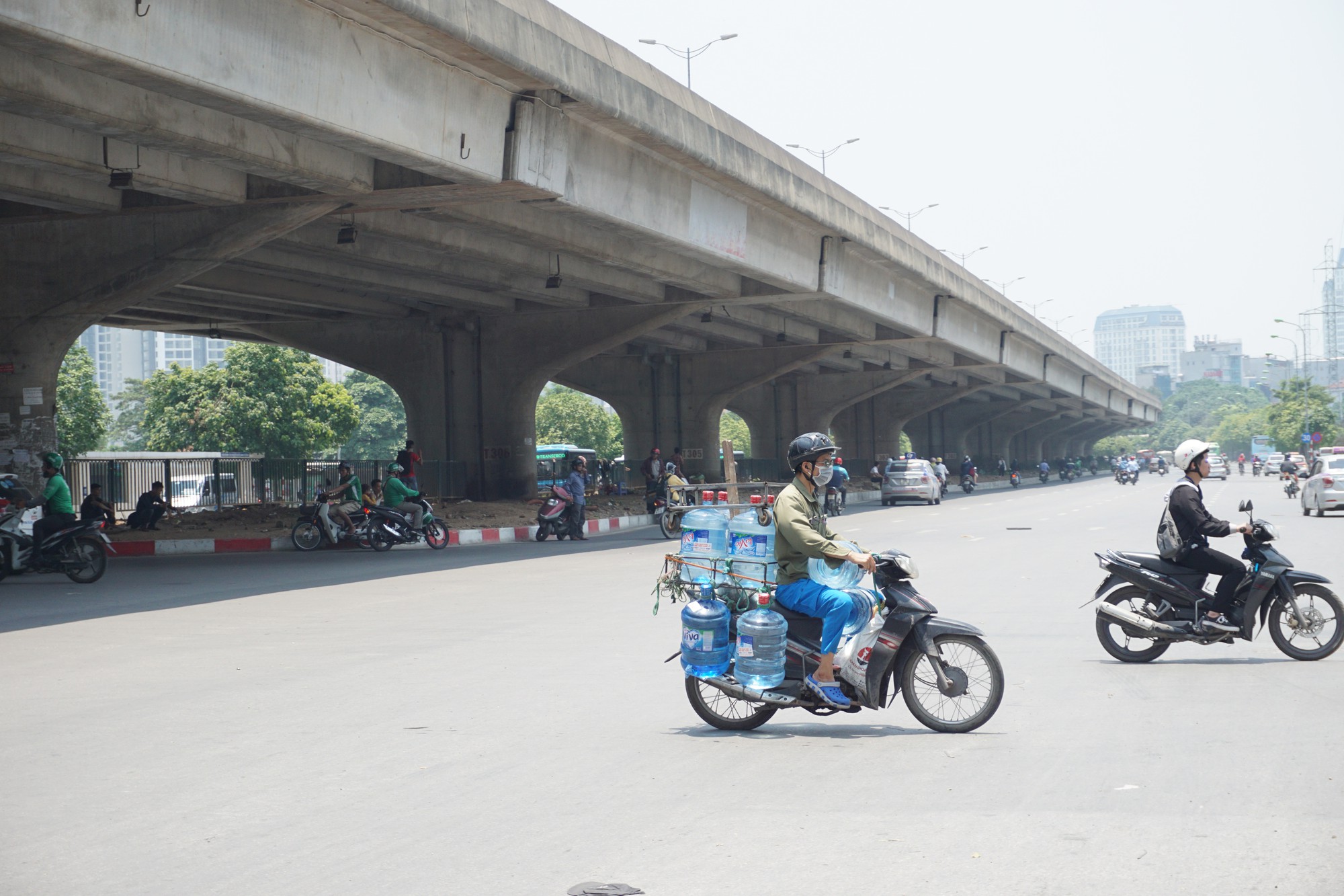 Hà Nội: Người dân vật vã dưới trời nắng nóng trên 40 độ C - Ảnh 16.