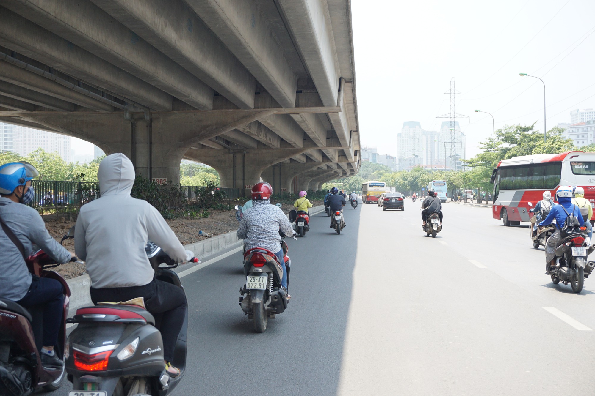 Hà Nội: Người dân vật vã dưới trời nắng nóng trên 40 độ C - Ảnh 17.