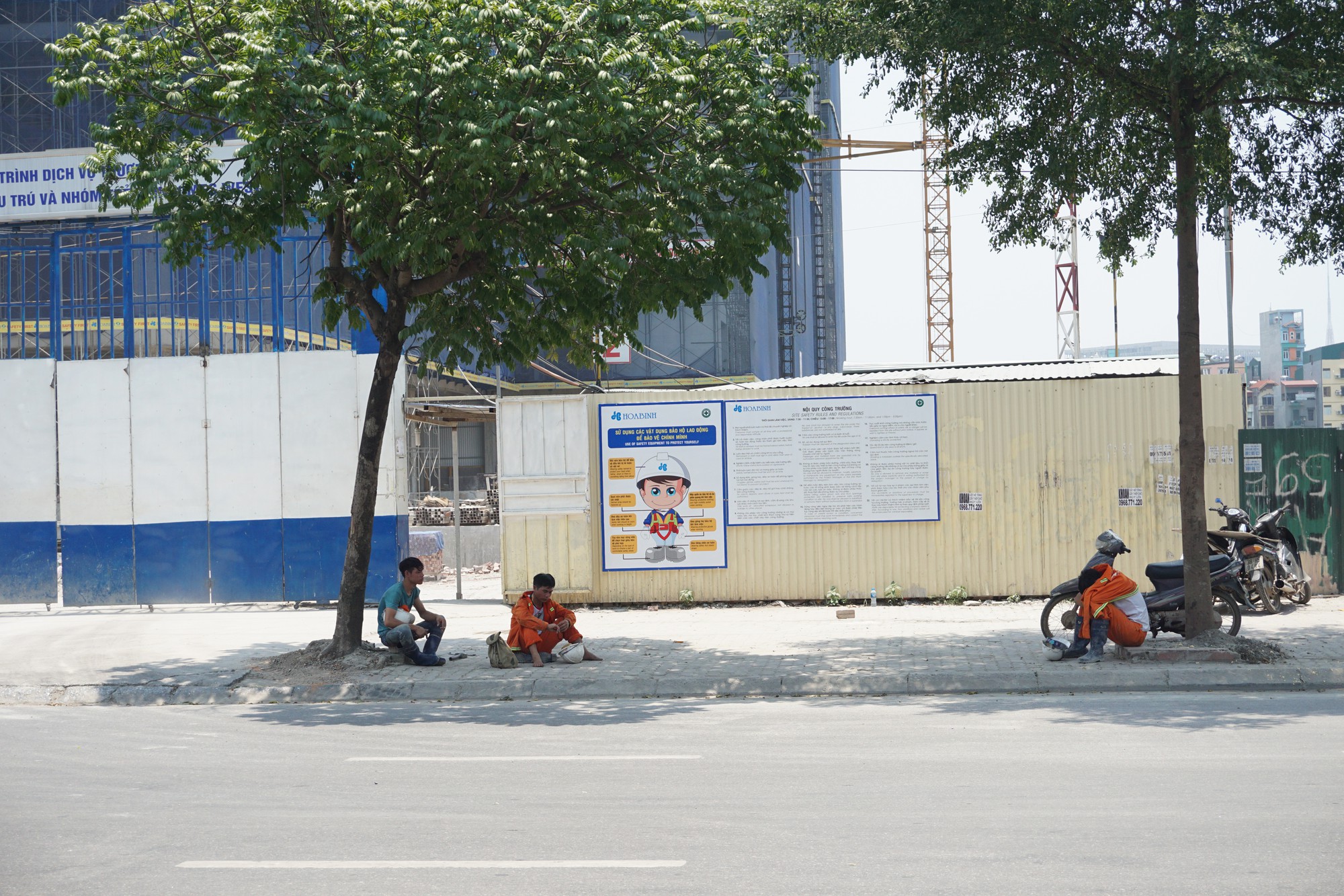 Hà Nội: Người dân vật vã dưới trời nắng nóng trên 40 độ C - Ảnh 18.