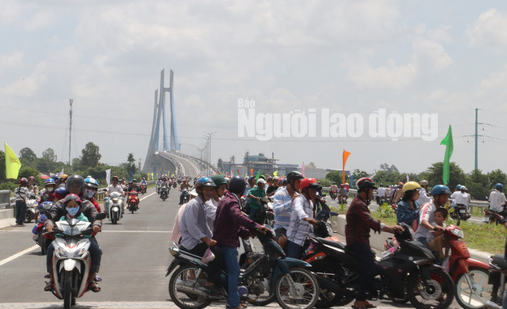Những hình ảnh làm "xấu" cầu Vàm Cống ngày đầu thông xe