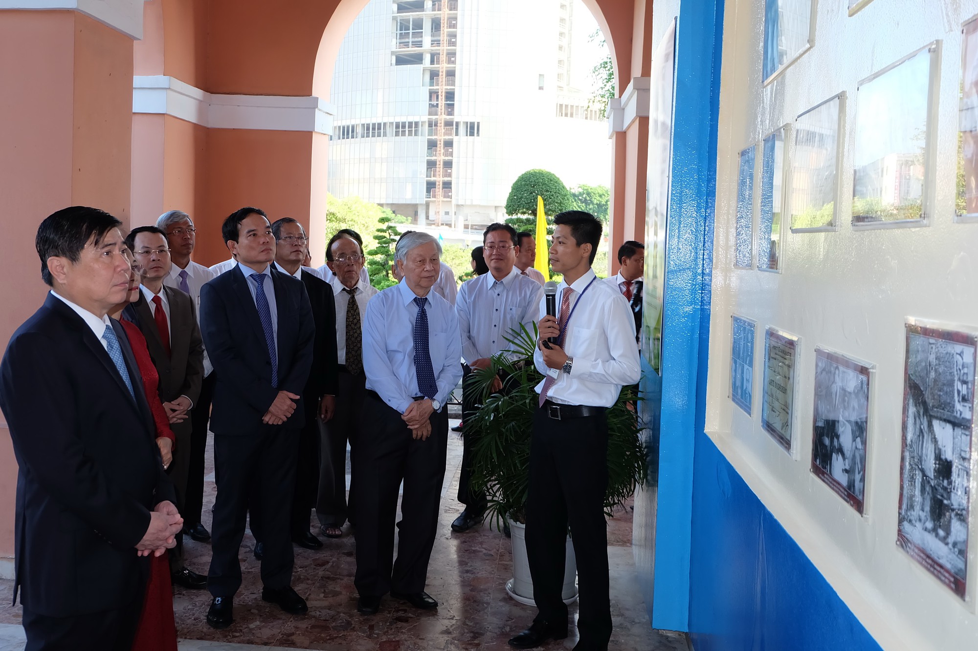 L&atilde;nh đạo TP HCM d&acirc;ng hương, d&acirc;ng hoa Chủ tịch Hồ Ch&iacute; Minh - Ảnh 2.