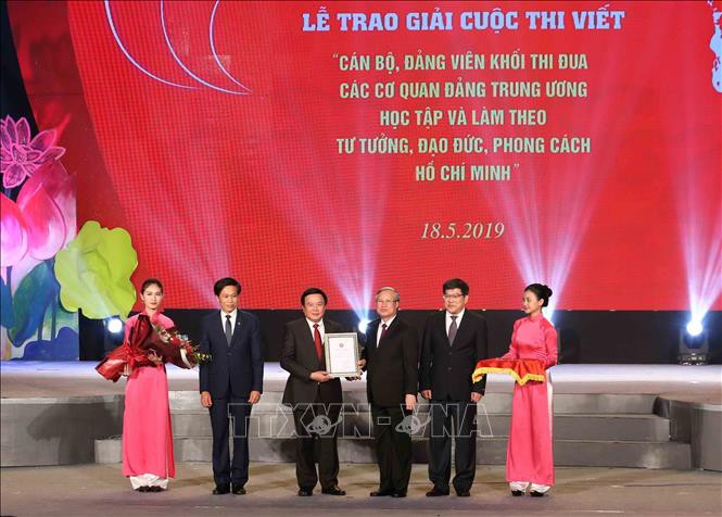 Trao giải cuộc thi viết về học tập v&agrave; l&agrave;m theo B&aacute;c - Ảnh 1.